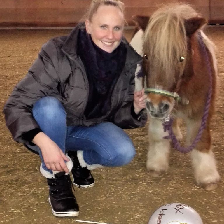 Coach Nicole Ilijas und Mini Shetland Pony nach dem Coaching in der Reithalle in Heimsheim